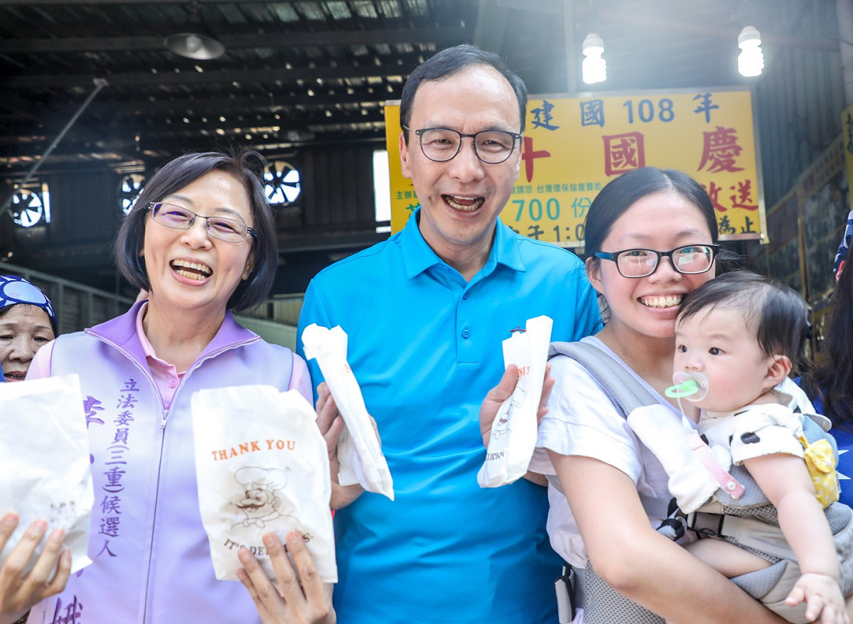 新北市立委第三選區，國民黨未提名，與無黨籍新北市議員李翁月娥（左）合作，前國民黨主席朱立倫日前前往助勢。 圖：朱立倫辦公室提供