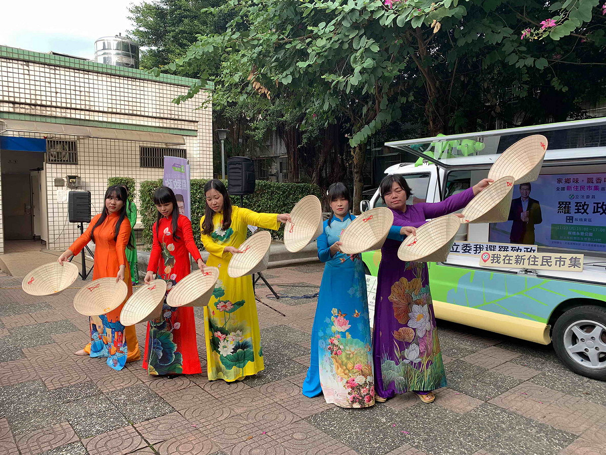 羅致政與民進黨婦女部搶攻新住民選票，在板橋永豐公園舉辦「家鄉味、飄香味-全國新住民市集」活動。 圖：羅致政競總提供