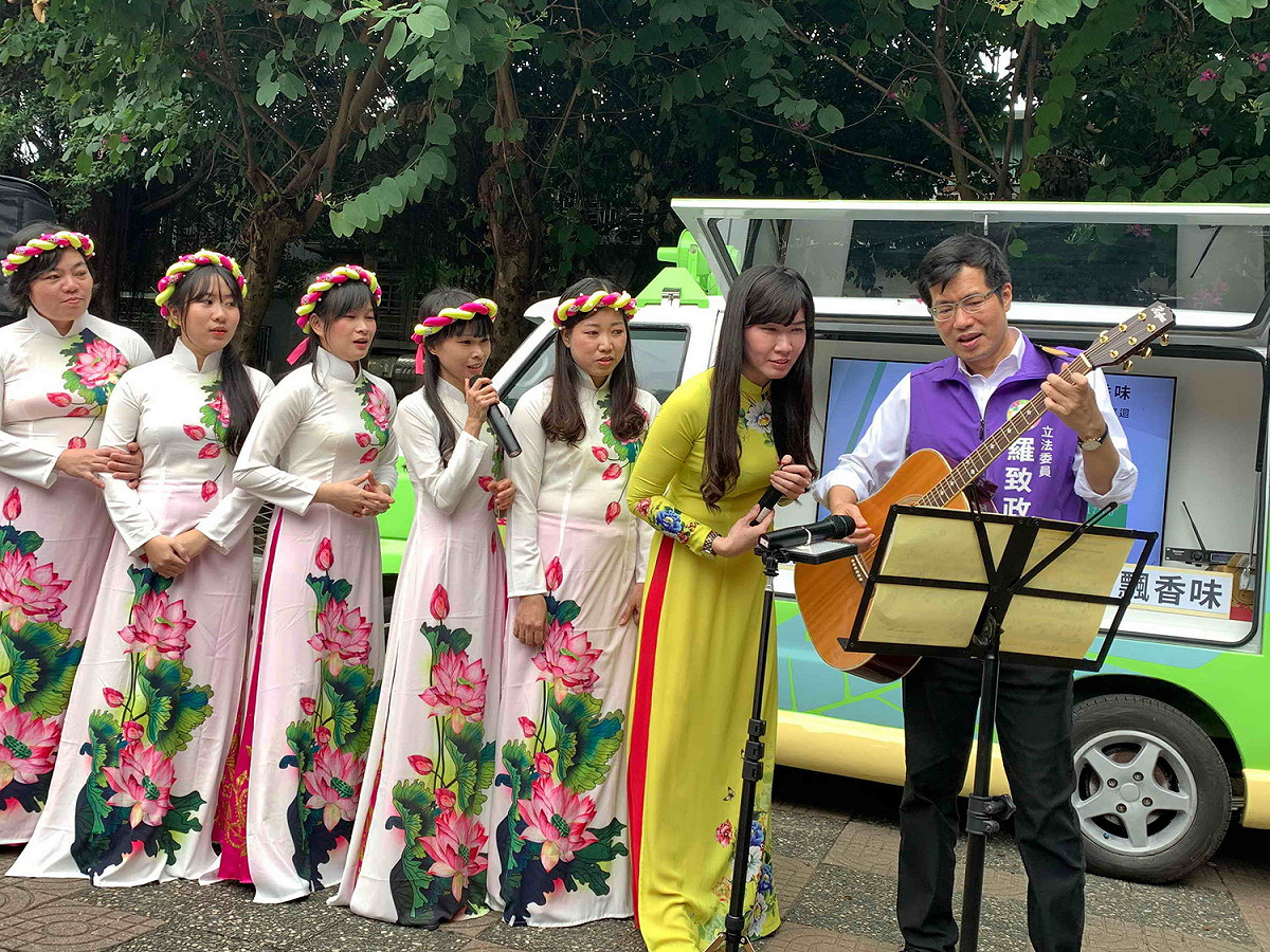 羅致政及新住民一起表演節目。  圖：羅致政競總提供