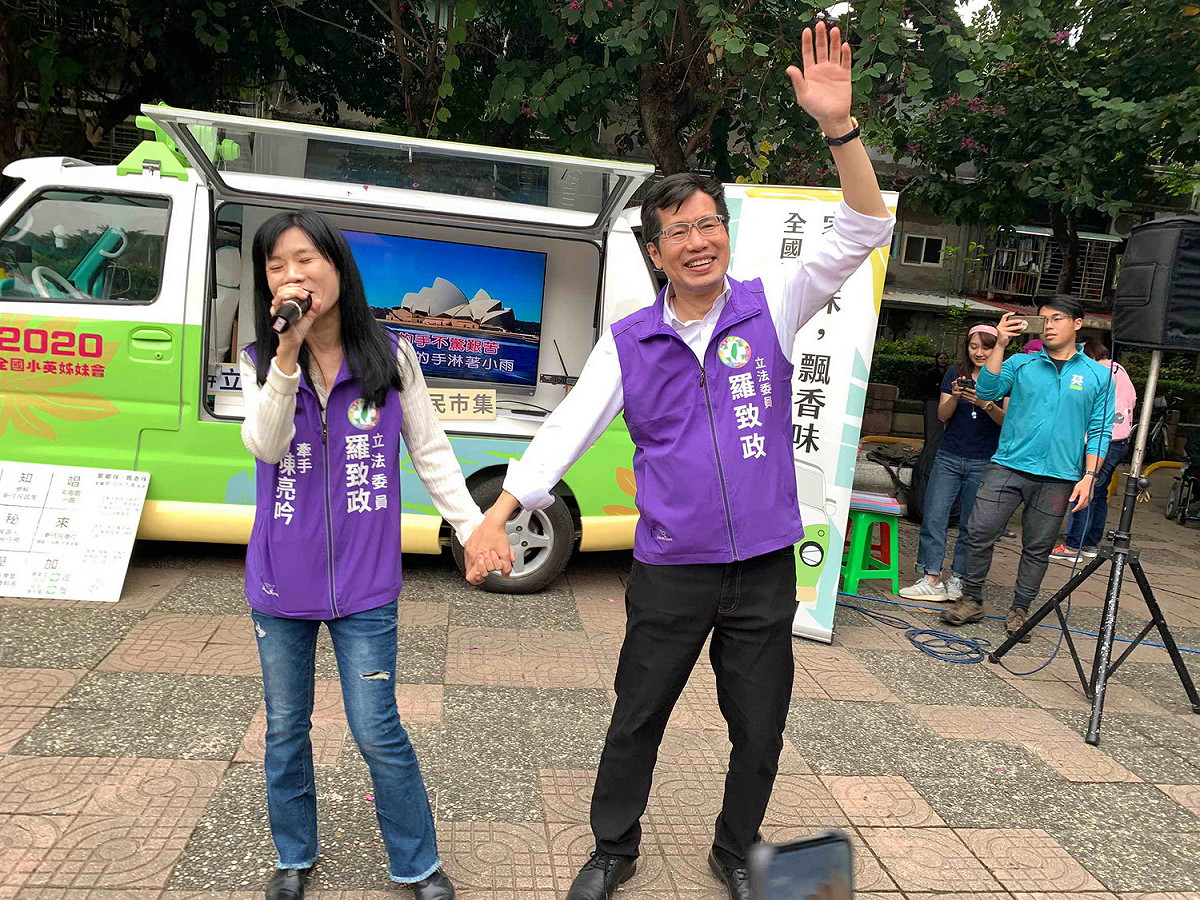 羅致治也偕太太陳亮吟一起演唱，曬恩愛放閃。 圖：羅致政競總提供
