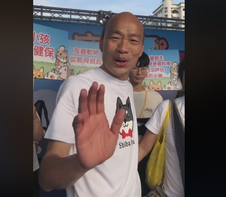 韓國瑜今（24）日出席嘉義市萌寵音樂嘉年華，活動後接受媒體訪問，回應中國間諜案一事。 圖：翻攝自韓國瑜臉書