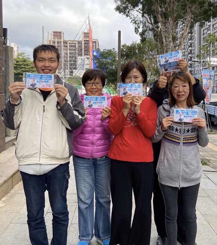 新北市立委第一選區參選人洪孟楷的口罩文宣，因深受歡迎，發到缺貨。 圖：洪孟楷競總提供
