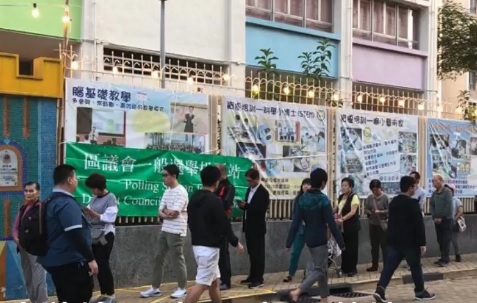 香港近日抗爭情勢逐漸趨緩，24日區議會選舉如期舉行，上午各個投票站湧入大量人潮。 圖:翻攝自CCTV