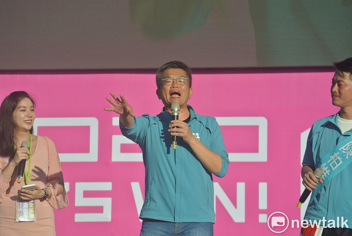 蔡其昌痛批台中市長盧秀燕說「總統換人空氣換新」，又在騙選票。 圖／唐復年攝