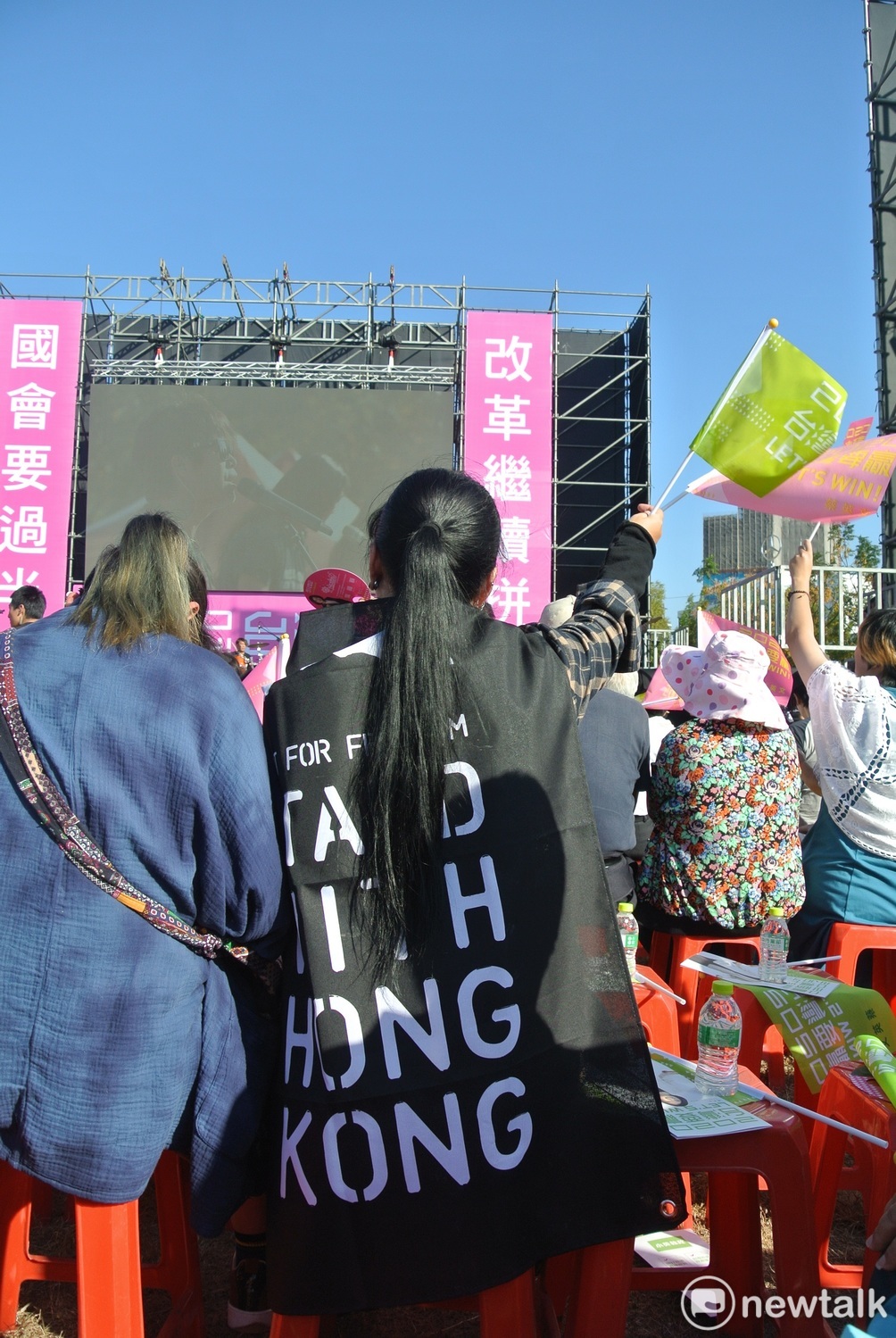 現場有支持者穿上「撐香港」的衣服。 圖／唐復年攝