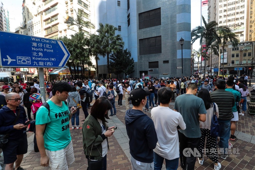 香港近日抗爭情勢逐漸趨緩，24日區議會選舉如期舉行，上午各個投票點湧入大量人潮，上環一處投票站人潮將廣場塞滿。 圖／中央社提供