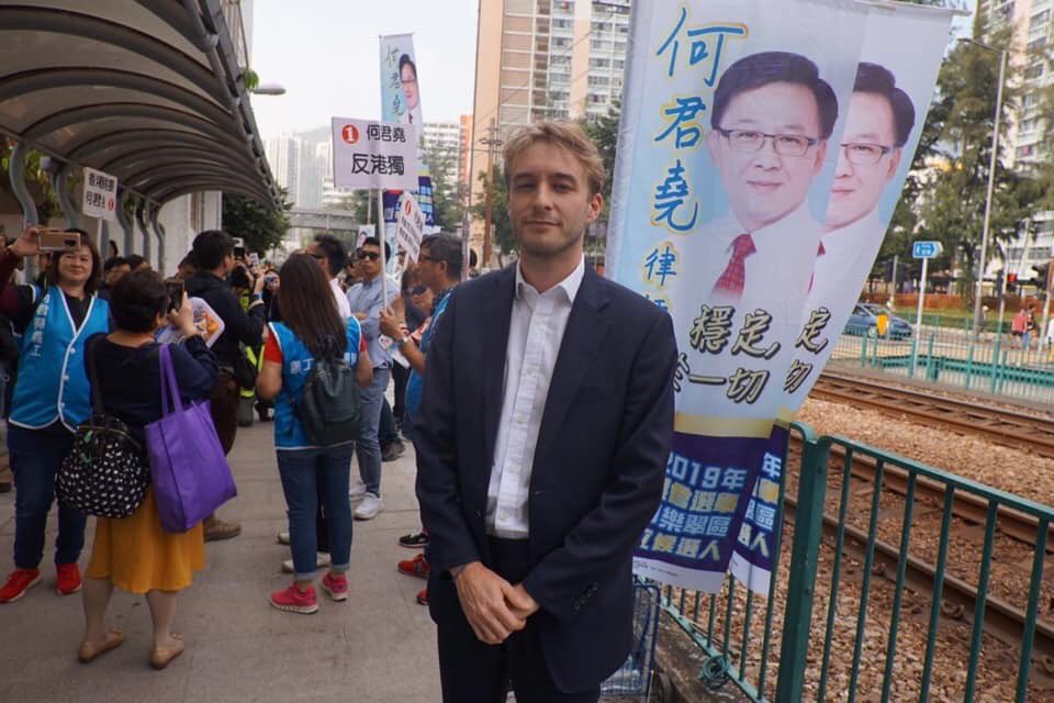 英國保守黨人權委員會委員保福德（右）24日赴香港觀摩區選舉，踩場建制派參選人何君堯的場合。 圖：翻攝自治由じゆう- La libertad推特