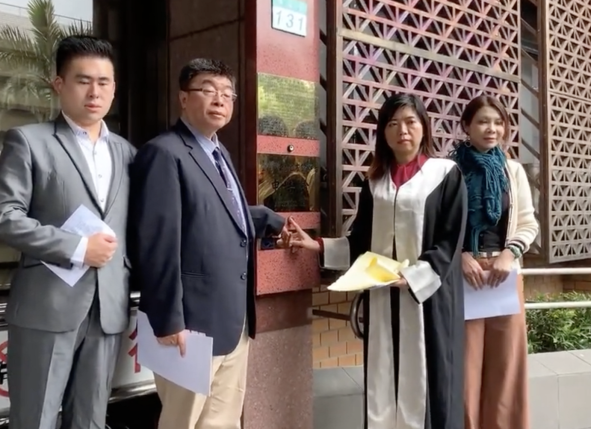 前立委邱毅25日赴北檢按鈴控告柯文哲涉嫌違反選罷法。 圖：翻攝新黨直播
