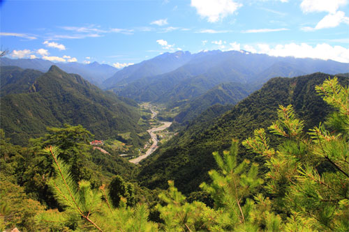 台中市府推出活動鼓勵山岳旅行，完登谷關七雄後可獲得證書和紀念品。  圖：東勢林管處／提供