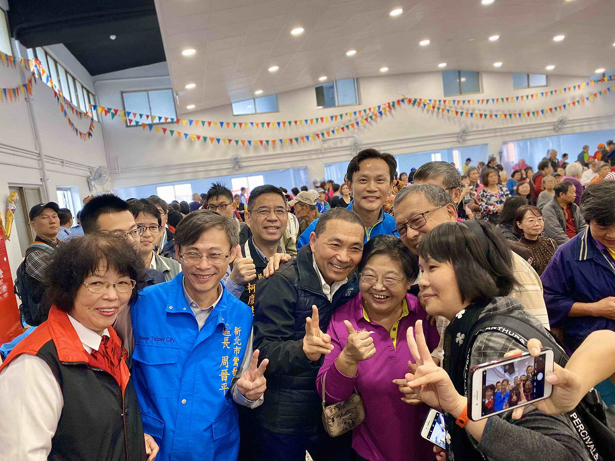 鶯歌中鶯市民活動中心今天啟用，市長侯友宜與地方鄉親歡喜入厝。 圖：新北市民政局提供