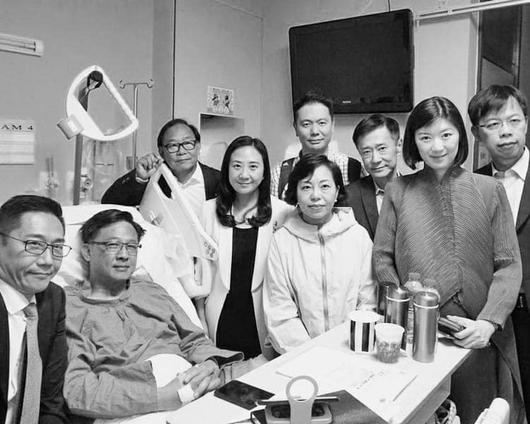 本月6日早上何君堯在香港屯門遇襲受傷，一干香港建制派立法會議員前往醫院探望。含何君堯在內共三人，投入此次香港區議會選舉皆落馬，敗選者為周浩鼎（圖中右四後）、麥美娟（圖中右四前）。 圖：翻攝自唐生大地震臉書