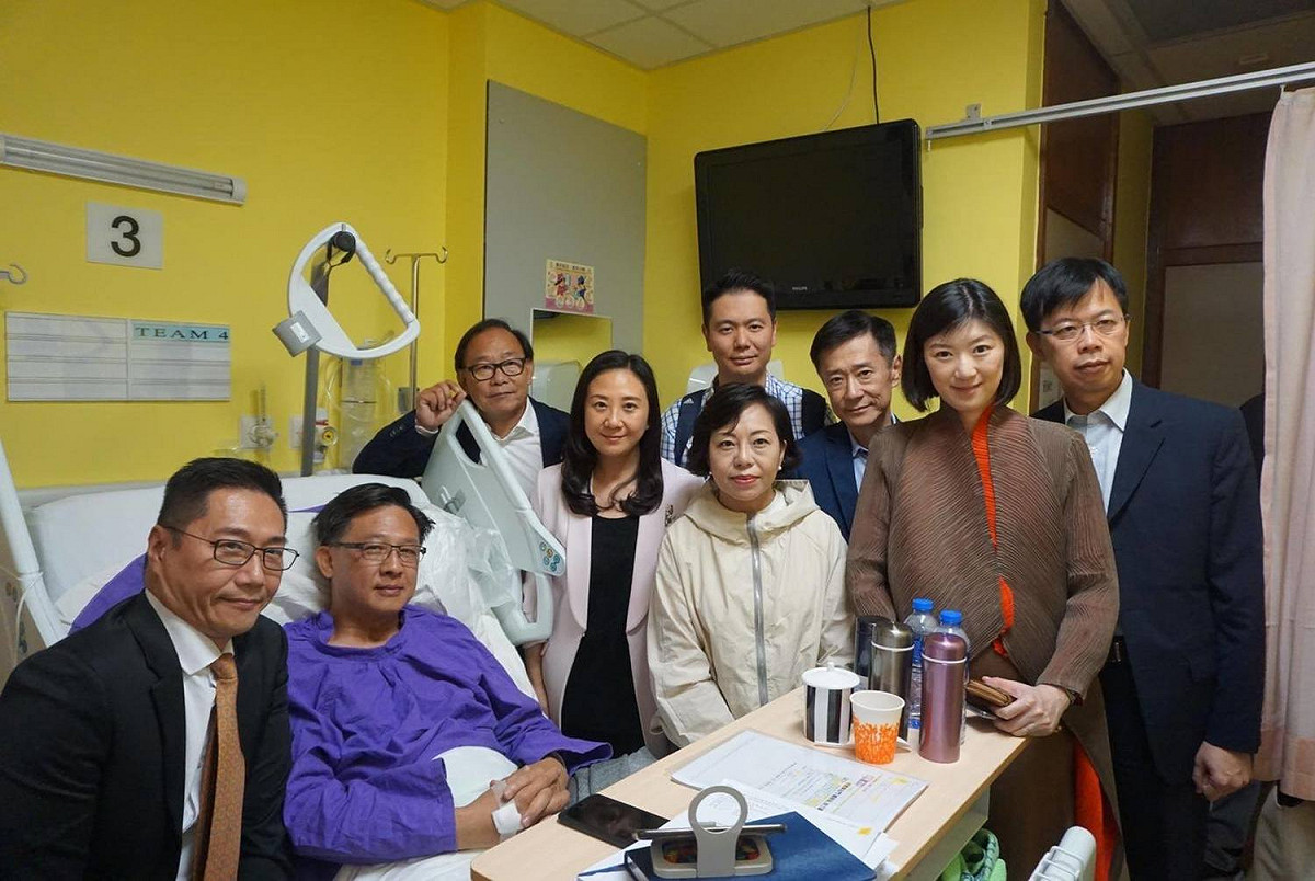 本月6日早上何君堯在香港屯門遇襲受傷，一干香港建制派立法會議員前往醫院探望。含何君堯在內共三人，投入此次香港區議會選舉皆落馬，敗選者為周浩鼎（圖中右四後）、麥美娟（圖中右四前）。 圖：葛珮帆臉書
