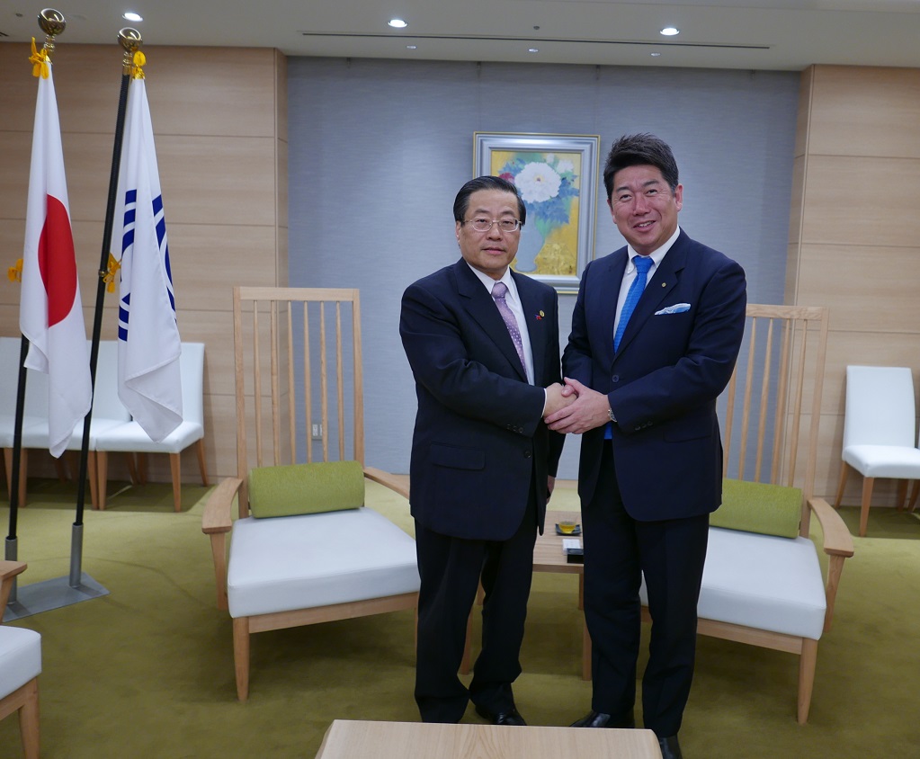 川崎市長福田紀彥(右)推動反歧視法案。 圖 : 翻攝自外交部官網