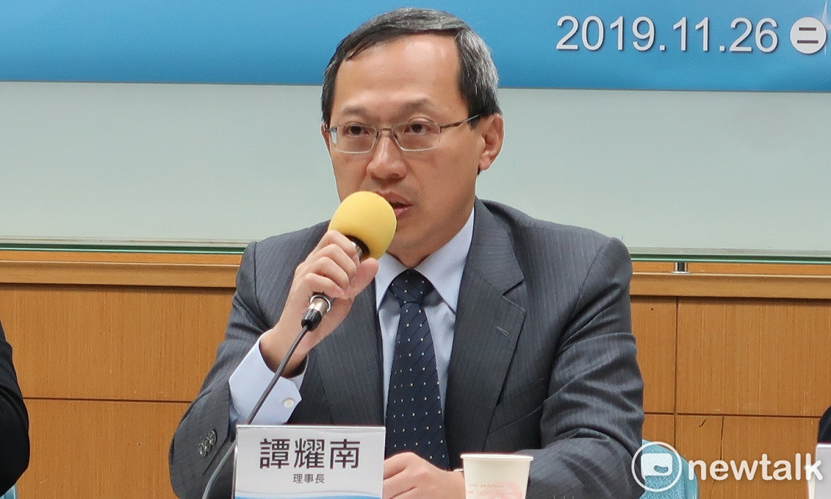 兩岸政策協會理事長譚耀南26日表示，蔡英文的施政滿意度、總統選舉支持度雙雙破5成。 圖：林朝億/攝