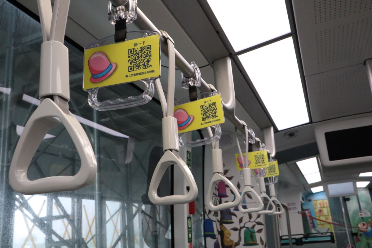 用手機掃列車握把上的QR code就可以進入專屬的導覽網頁。 圖：翻攝自新北捷運公司網站