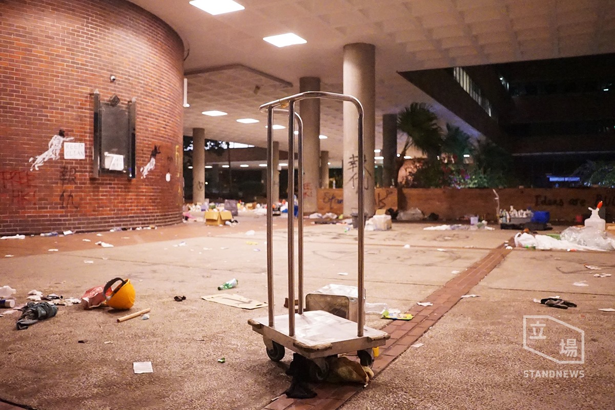 理大校園垃圾遍佈，示威者留下的安全帽、寶特瓶散落一地。 圖：翻攝自立場新聞臉書
