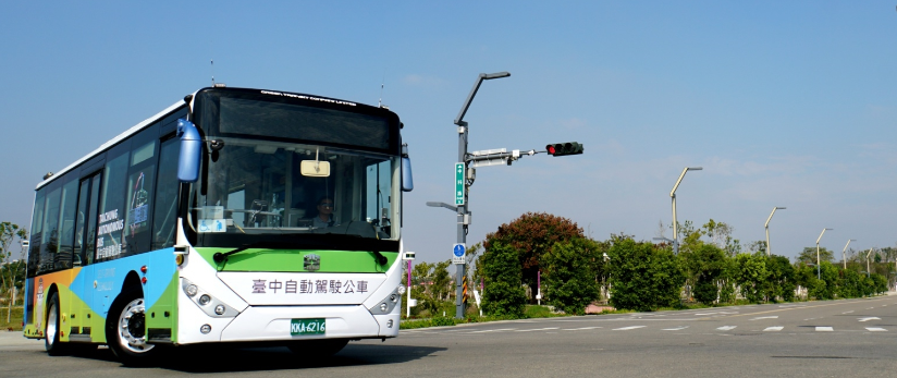 台中市政府去年引進無人巴士，在水湳經貿園區進行全封閉場地試乘。下一步是讓無人巴士試運行半開放場地，預計明年6月開放民眾試乘。 圖：台中市交通局提供
