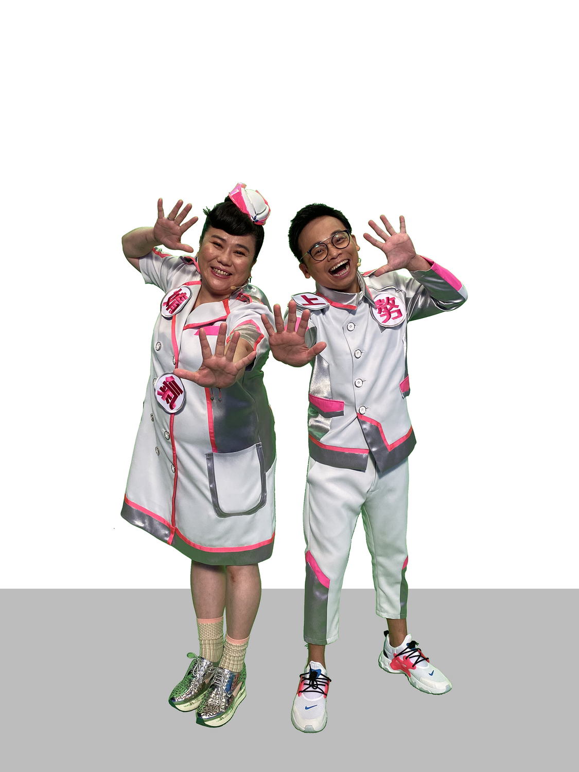 主持人林美秀(左一)、阿松(右一)化身星際艦長，與來賓們一起在浩瀚的台語文化中探索、開發。 圖：公視台語台/提供