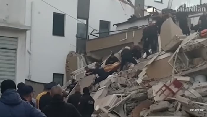 警消人員在瓦礫堆中清除崩塌建物殘骸。 圖：翻攝Youtube