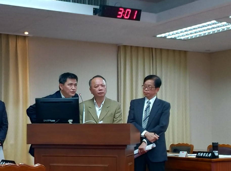 警政署副署長蔡蒼柏（圖中）前往立院備詢。 圖：陳佩君／攝