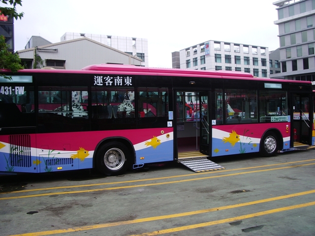 東南客運遭爆駕駛不具有有效駕駛人資格，公運處今（27）日表示若明年3月以前若仍未改善將停止東南客運部分路線營運。 圖：取自東南客運官網