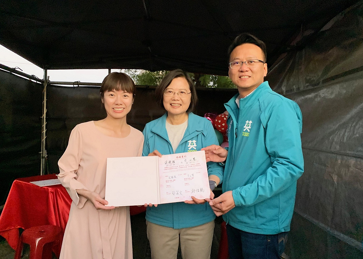 蔡英文日前到台中造勢，抽空在莊競程的結婚證書上簽名。 圖：莊競程／提供