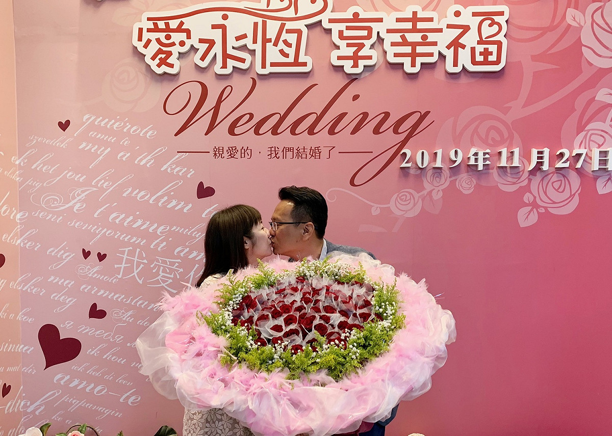 莊競程夫婦在北屯區戶政事務所留下合影。 莊競程/提供