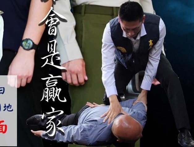 憲兵指揮部昨天在臉書公布，本周四（28日）國軍莒光園地電視教學的保防安全單元劇「佈憲」，由憲指部官兵編劇及參與演出，然而，宣傳畫面中卻出現身穿藍色襯衫的禿頭，被憲兵幹員壓制逮捕的畫面。 圖:陳宜民臉書