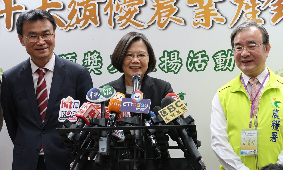 農委會主委陳吉仲、總統蔡英文與農糧署長胡忠一（由左至右） 圖：林朝億/攝