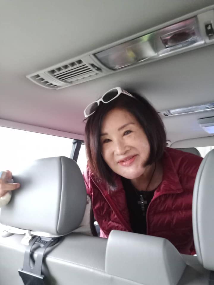恬娃受訪時直言韓國瑜明年「應該會輸吧」，並表示願意下跪請吳斯懷還有葉毓蘭退出不分區選舉。 圖：翻攝自范月娟(恬娃)FB