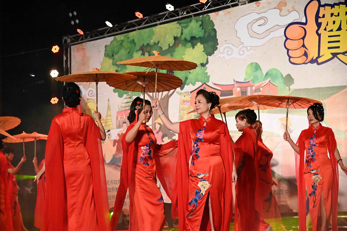 「多元新北讚出來」嘉年華開幕表演，展現台灣媳婦優雅之美。 圖：新北市教育局／提供
