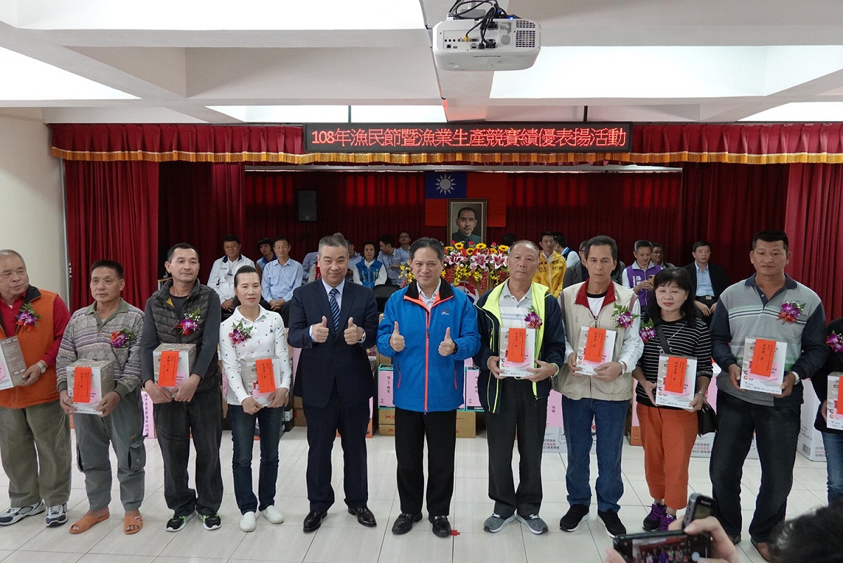 副市長吳明機(右五)、萬里區漁會總幹事許順發（左五）與績優漁民合影。  圖：新北市漁管處／提供