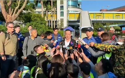 香港警務處副處長（行動）周一鳴（中）28日上午，率警隊安全小組進入理工大學，強調要清除危險物品並蒐證。 圖：翻攝自香港警察臉書影片