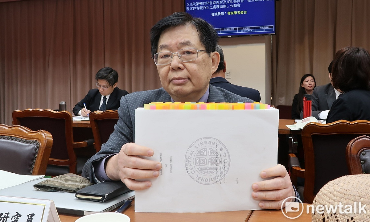 政大國關中心研究員嚴震生手持蔡英文博士論文說，錯字多到標籤都不夠用。 圖：林朝億/攝