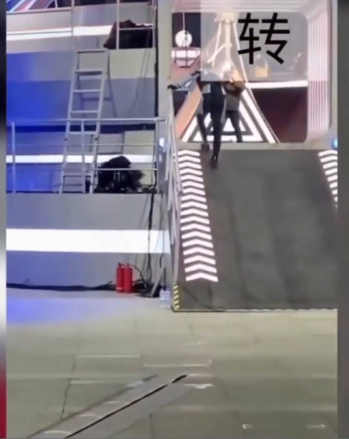 高以翔猝死前畫面流出，當時已體力不支爬坡吃力。 圖 : 翻攝自新浪微博