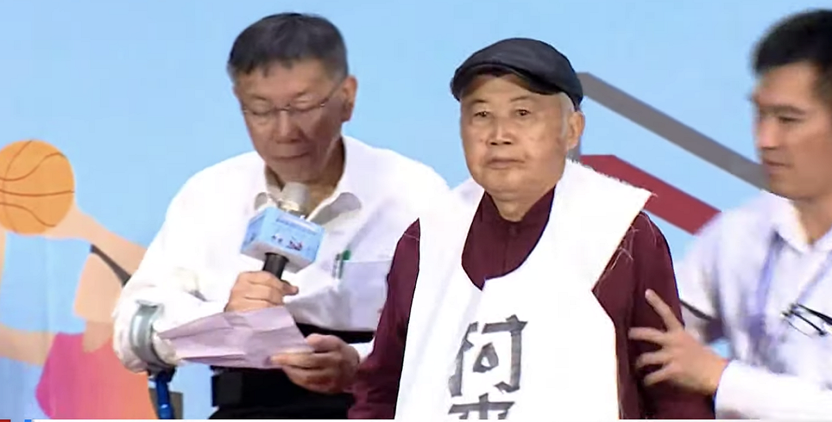 台灣國創辦人王獻極突襲抗議台北市長柯文哲。 圖：翻攝畫面