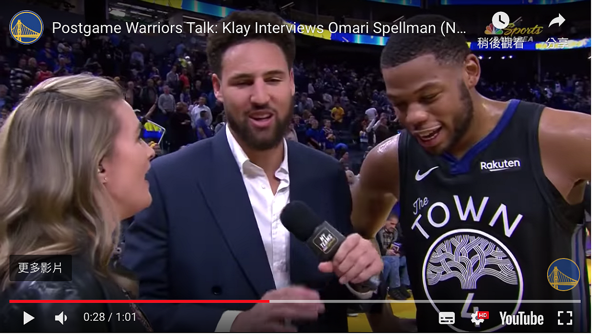 Omari Spellman(右)，Klay Thompson(中)親自當起一日記者對他做採訪。 圖／翻攝自YOUTUBE