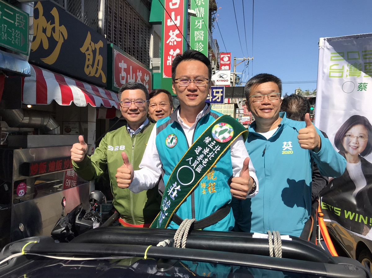 卓榮泰、蔡其昌陪同莊競程掃街。  圖：莊競程競總／提供