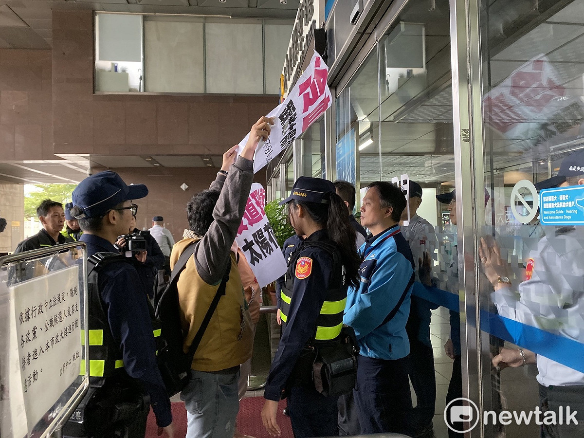 周倪安、潘厚勳一度想衝進北市府抗議，但遭警方阻擋。 圖：周煊惠 ／攝