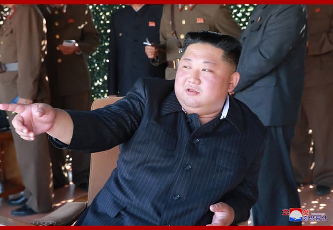北韓領導人金正恩視察前線部隊軍事演習。 圖：圖：翻攝KFA US網站www.kfausa.org