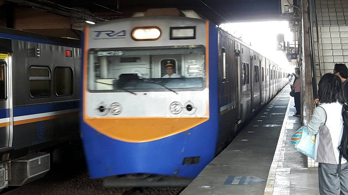 台鐵發生路基下陷事件，南部路段及沙崙線部分列車受到延遲。 圖：台鐵提供（資料照）