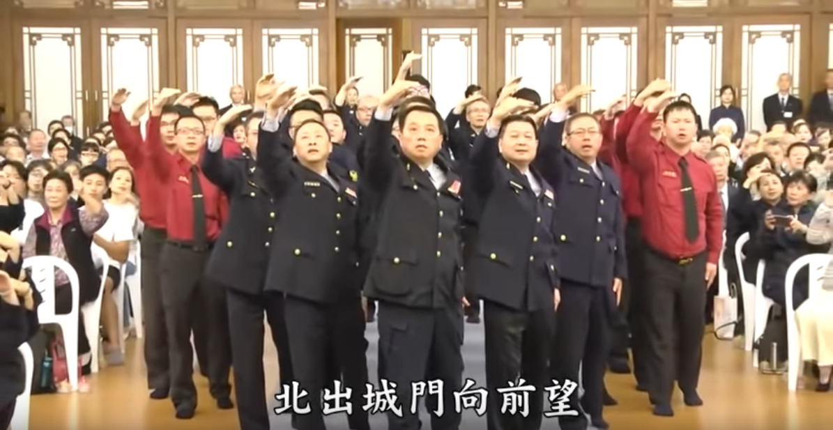 警消人員穿著制服，高舉雙手跳舞。 圖：翻攝自慈警經藏演繹