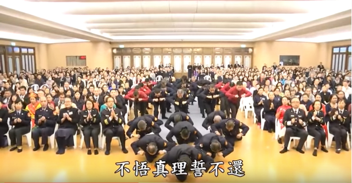 坐在椅上的警消海巡人員配合一起跳舞。 圖：翻攝自慈警經藏演繹