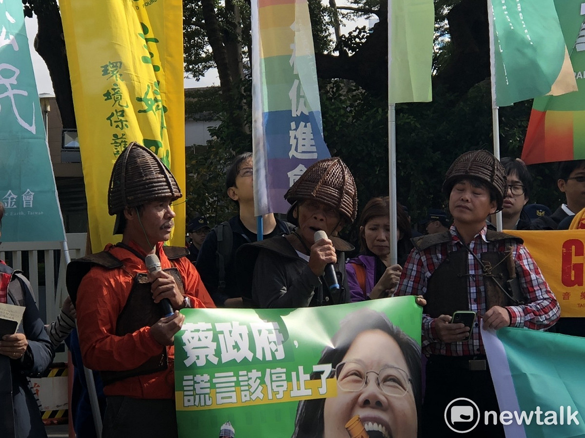 部落耆長、總統府資政林新羽(中)用達悟族語表示，今年以來已有45人無故莫名死亡，從沒用過一度核能發電的達悟族民不能永生永世地被核廢毒物埋葬，甚至遭到滅族之痛。 圖：謝莉慧/攝
