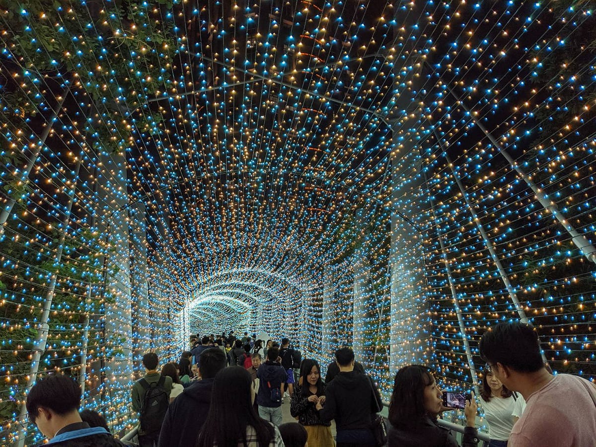 耶誕城開城後每天湧入大量人潮參觀，考驗市府交通控管能力。 圖：謝佳真／攝