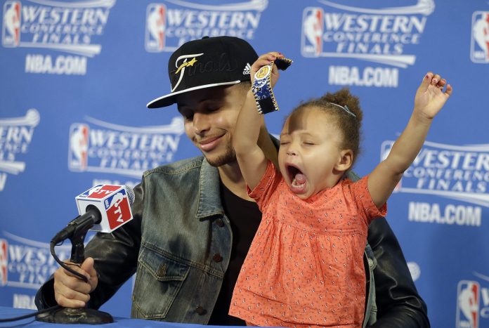 Stephen Curry帶大女兒Riley Curry來賽後記者會。 圖／黃建霖攝