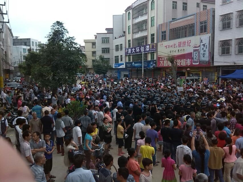 廣東省茂名市化州縣文樓林場修建火葬場，文樓鎮全體人民誓死反抗卻遭遇員警鎮壓。 圖 : 翻攝自微博