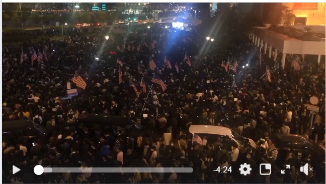 香港人為感謝美國總統川普簽署香港人權法案，於感恩節聚集在中環愛丁堡廣場慶祝。 圖 : 翻攝自香灣人在香港