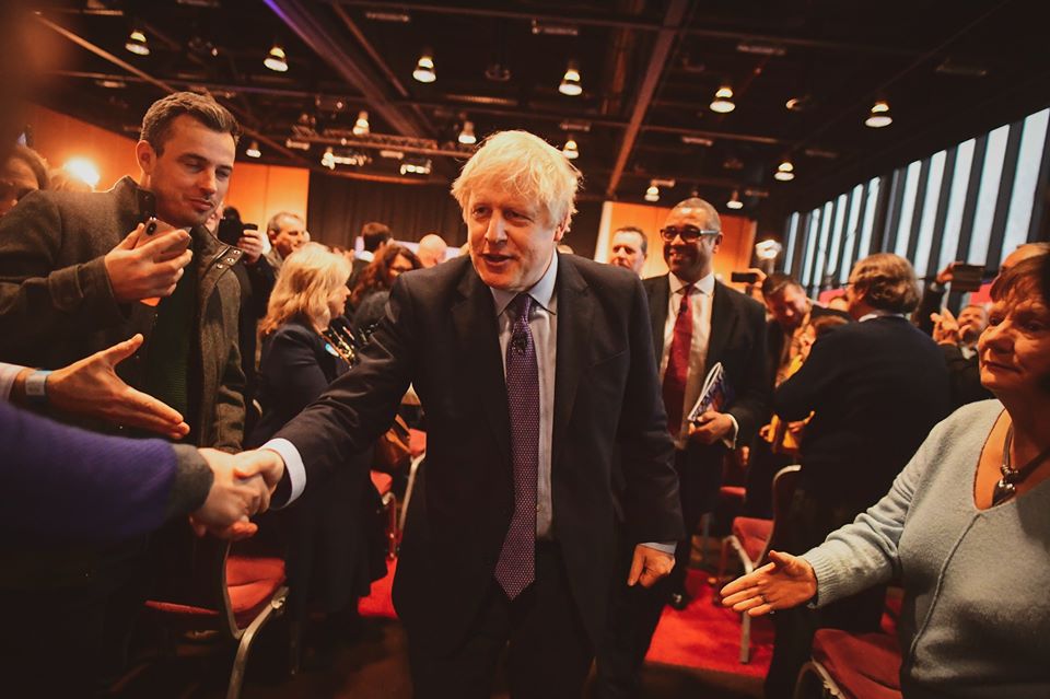 英國首相強生今(29)日表示，一旦執政的保守黨贏得多數席次，則英國最晚將於明年1月31日前脫歐。 圖：翻攝強生臉書