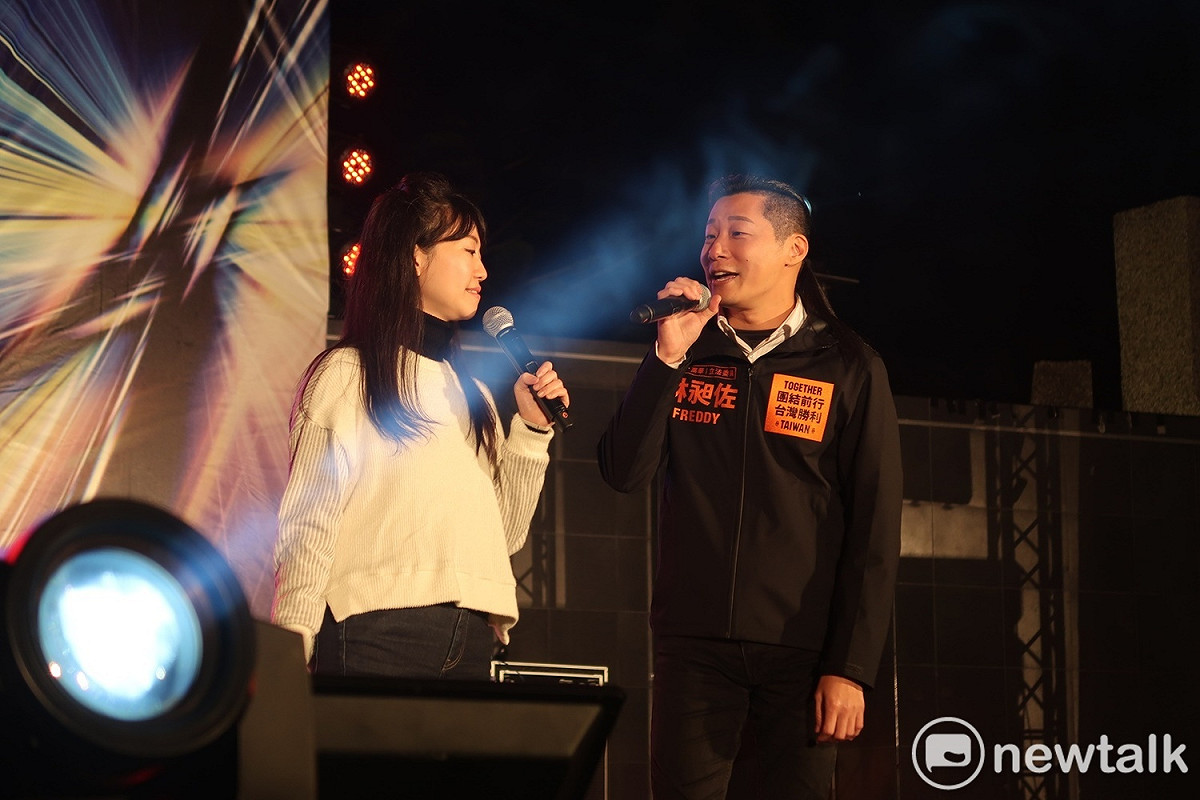 立委候選人高嘉瑜與林昶佐合唱。 圖：林朝億/攝